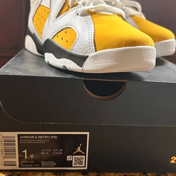 Boys Jordan 6 Retro Never Worn
